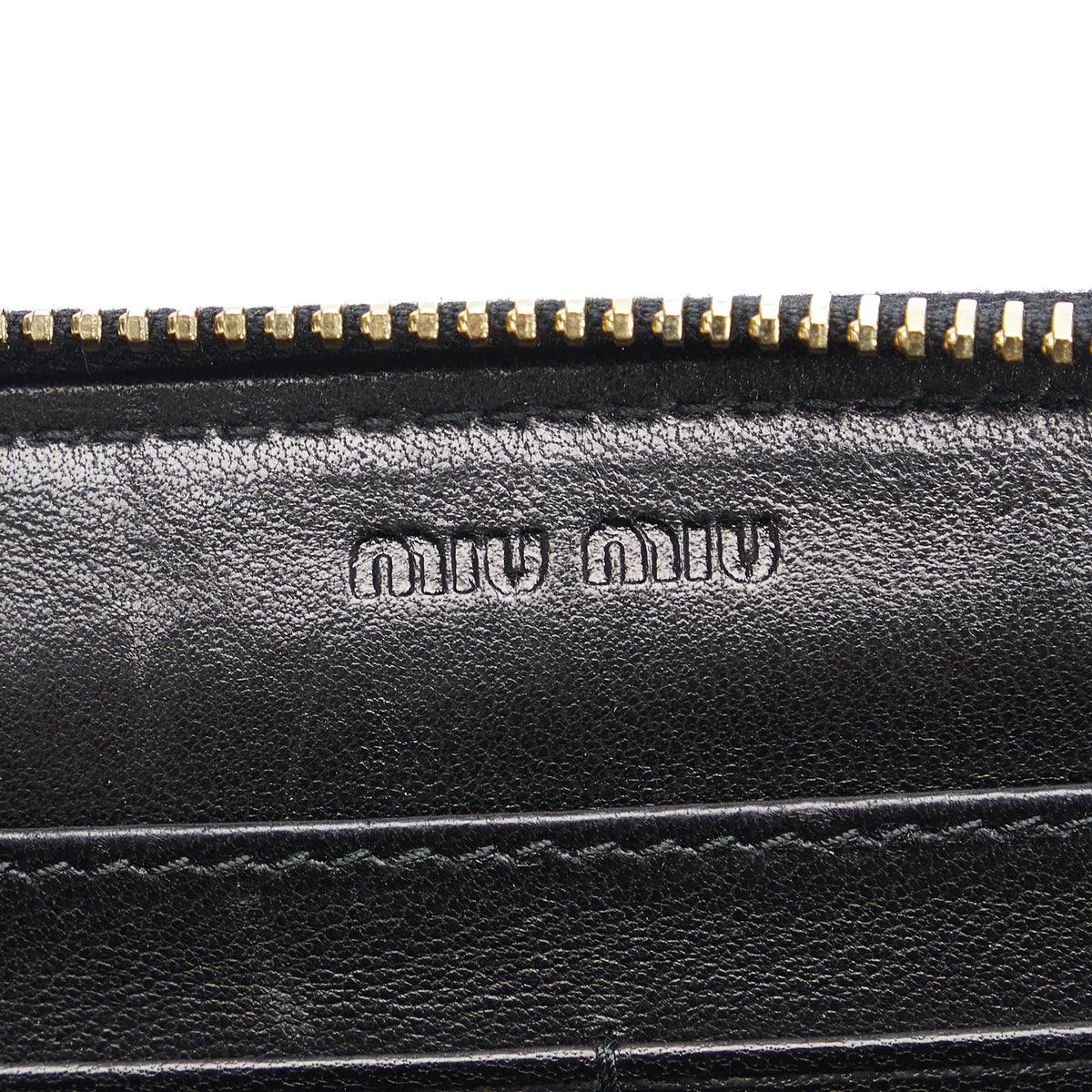 Pre-Owned Authenticated Miu Miu Grommet Zip Around Wallet Calf Leather Red Long Wallets Unisex (Good)